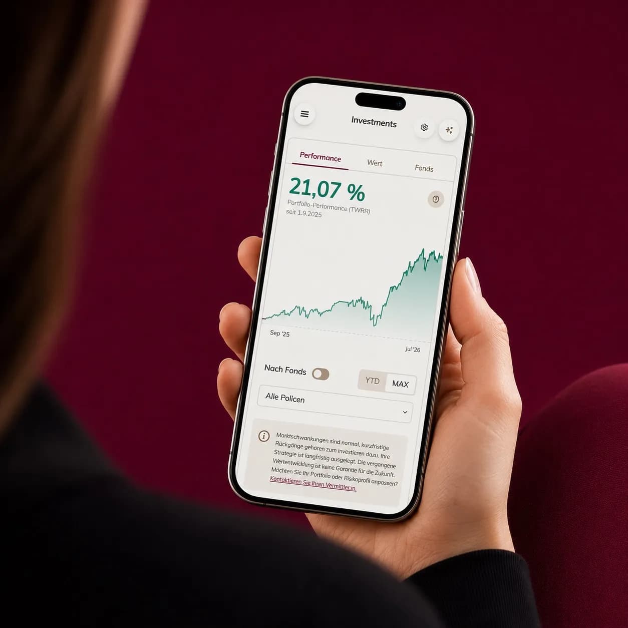 Person hält ein Smartphone mit der Liechtenstein Life App – Portfolio-Performance im Blick
