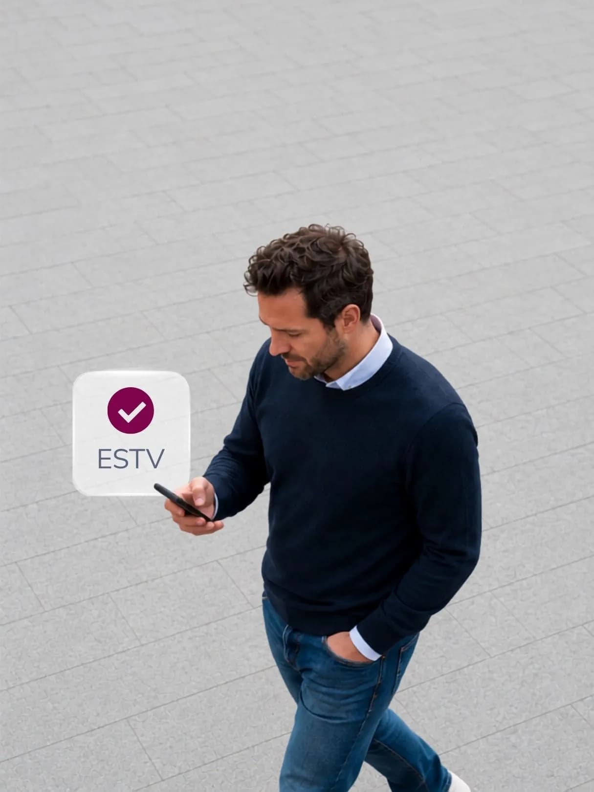 Person unterwegs mit dem Smartphone, daneben ein Siegel mit der Aufschrift ESTV